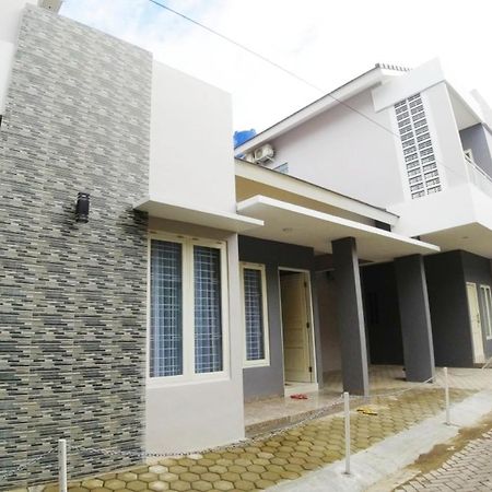 Omah Bondi Family Homestay By Fh Stay Джокякарта Екстериор снимка