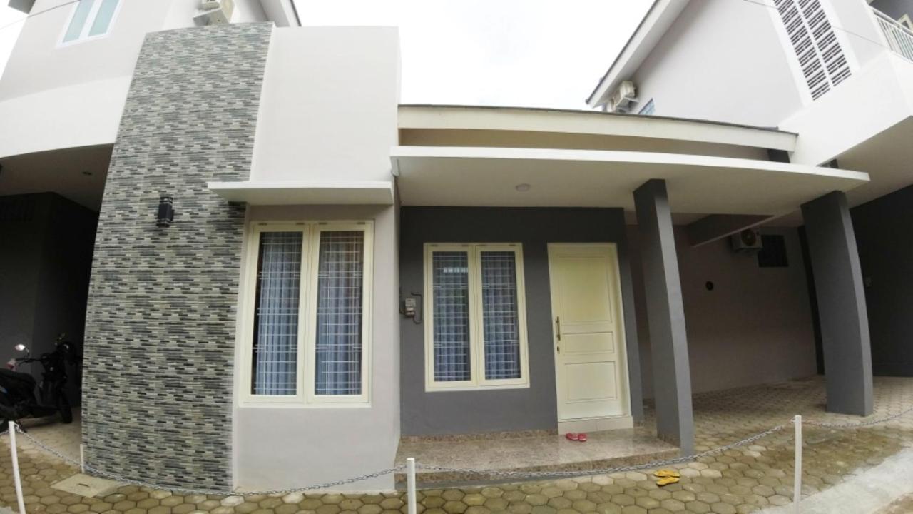 Omah Bondi Family Homestay By Fh Stay Джокякарта Екстериор снимка